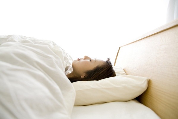 安静にする女性