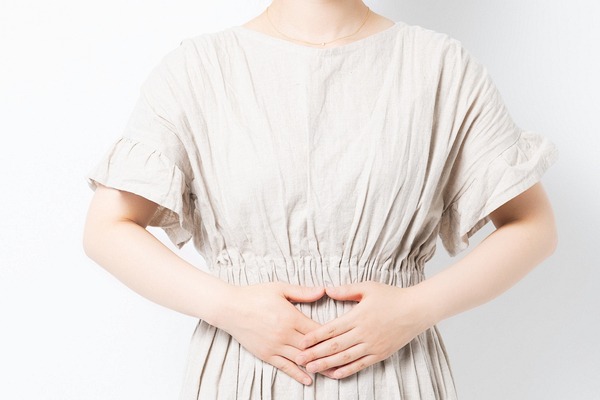 お腹に手を添える女性
