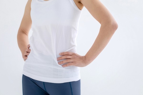 腰に手を置く女性