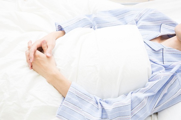 安静にする男性