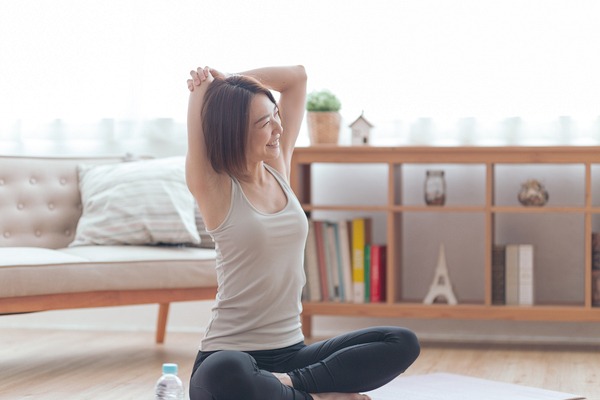 ストレッチする女性