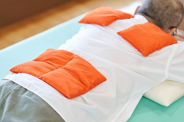 ホットパックで温める男性