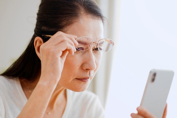 老眼鏡を使う女性