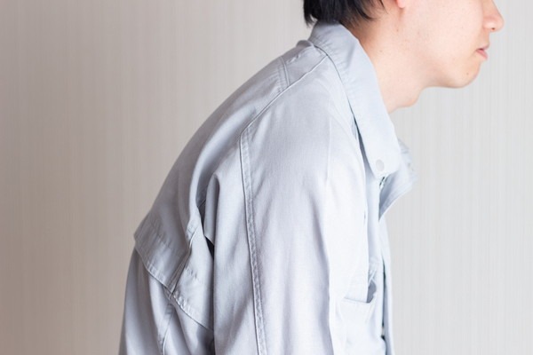 姿勢不良の男性