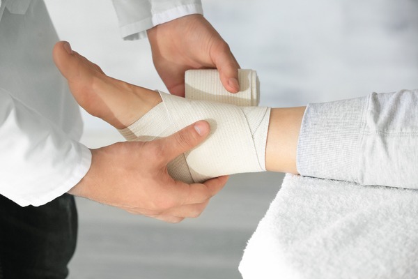 包帯を巻く様子