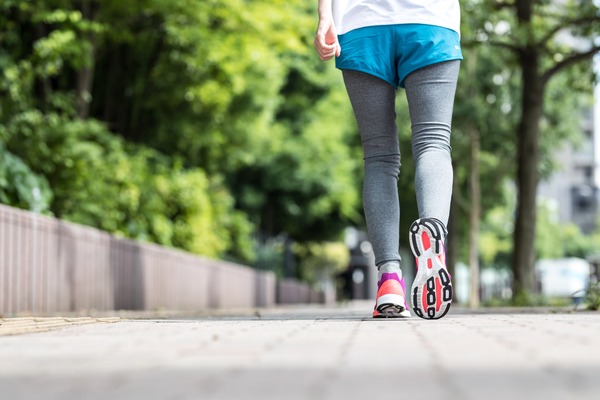 ウォーキングする女性