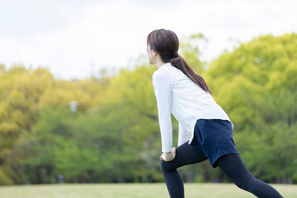 準備運動をする女性