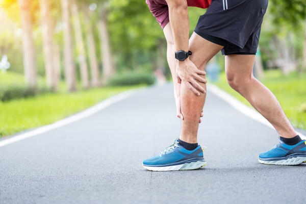 ふくらはぎを押さえる男性