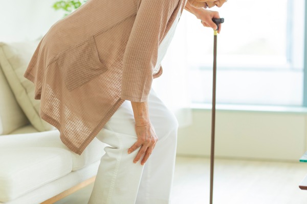 膝を押さえる女性