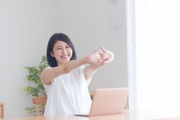 伸びをする女性