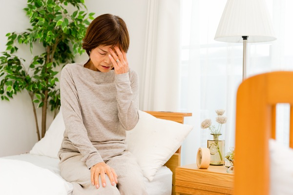 頭を抱える女性