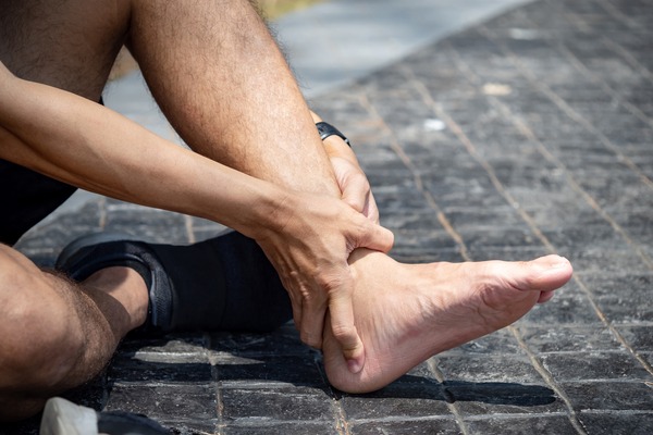 足を押さえる男性